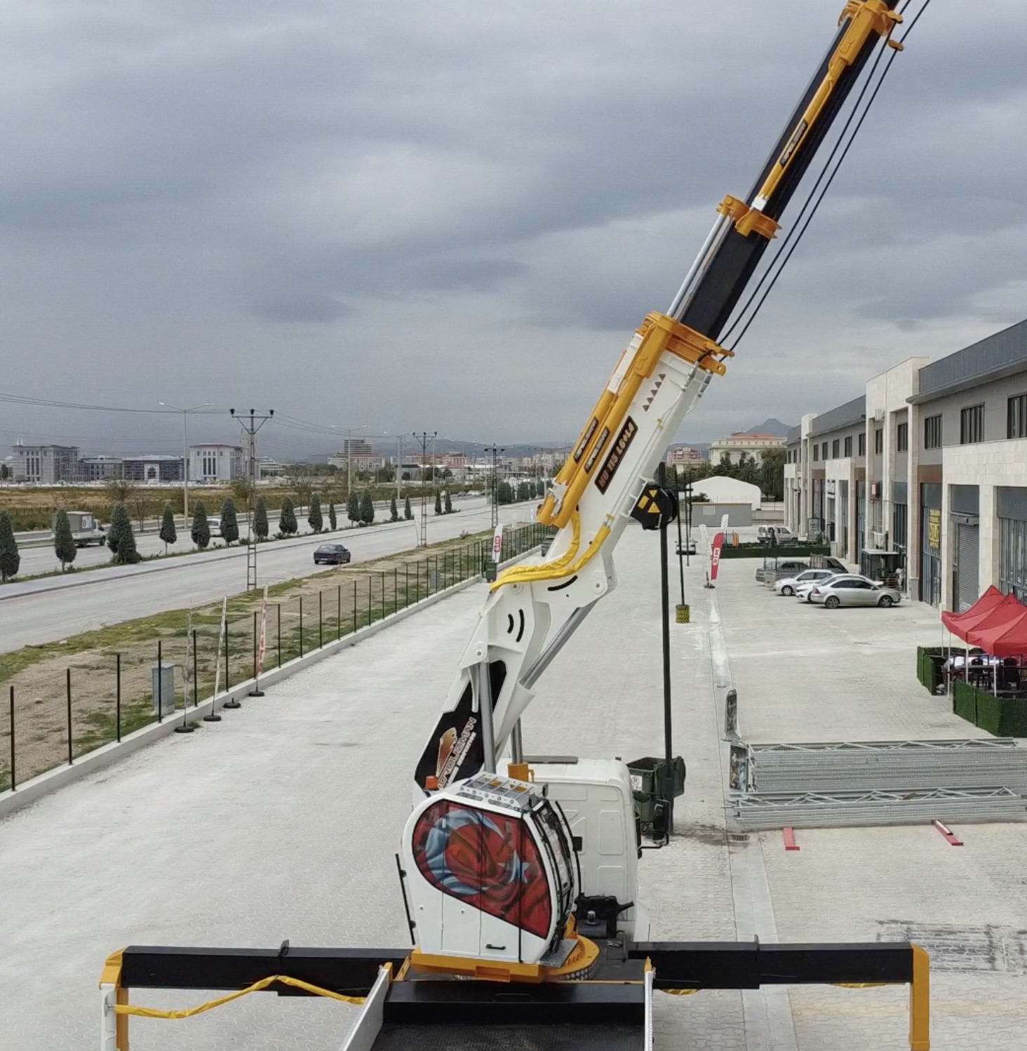 Operatör kabini ve açık bom